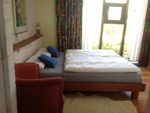 Un pat sau paturi într-o cameră la Ferienhaus am Litzelberg