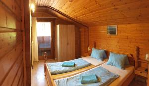 Postel nebo postele na pokoji v ubytování Karawanken Lodge