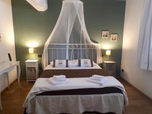 una camera con un grande letto a baldacchino di Agriturismo Corte Rocca a San Giorgio Di Mantova