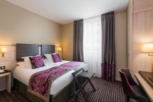 Best Western Plus Richelieu في ليموج: غرفة الفندق بسرير كبير ومكتب