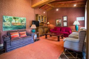 sala de estar con muebles de color rojo y sofá rojo en Buga II, en Posada de Llanes
