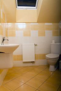 A bathroom at Privat Mrzkan Még 34 kép
