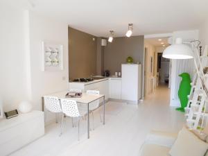 a kitchen and dining room with a table and chairs at Appartamento Tilatti in Grado