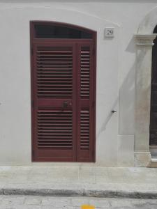 ポリニャーノ・ア・マーレにあるLe Arcateの建物側の木製ドア