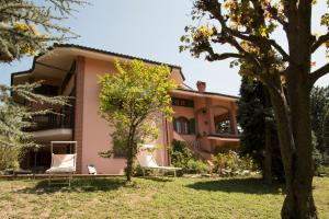 ein Haus mit zwei Gartenstühlen davor in der Unterkunft Villa Anselma in Novello