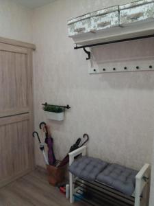 レウトフにあるNovokosino 1のベンチ付きの部屋、箒付きの部屋