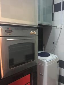uma cozinha com um forno e um WC. em Sherry Luxury Homestay em Pasir Gudang