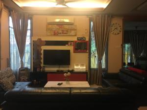 TV a/nebo společenská místnost v ubytování Sherry Luxury Homestay