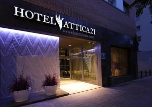 een hotel kantica winkel met twee planten ervoor bij Attica 21 Barcelona Mar in Barcelona