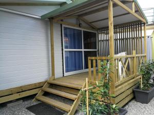 een veranda met een houten terras aan de zijkant van een huis bij Camping Fossa Lupara in Sestri Levante