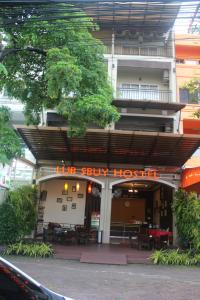 un edificio con un cartel que lee hib sushi hostel en Lub Sbuy Hostel, en Phuket