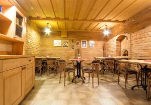 Un restaurante o sitio para comer en Hotel Pod Věží
