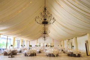 a large banquet hall with a chandelier at Rezydencja Miętowe Wzgórza Mansion House in Zakroczym +49 photos