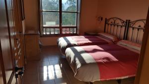 Un pat sau paturi într-o cameră la Casa - Apartamentos La Arboleda