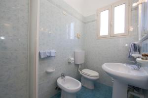 ein weißes Badezimmer mit Toilette und Waschbecken in der Unterkunft Hotel Da Italo in Seccheto + 86 Fotos