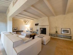 sala de estar con muebles blancos y chimenea en Argiano Dimore Wine Relais, en Argiano