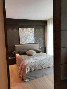 a bedroom with a bed and a large mirror at Appartement Suite Delta Resort in Ascona