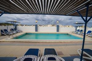 Bazén v ubytování Coral Hotel nebo v jeho okolí