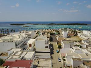 una vista aerea di una città con spiaggia e edifici di Porto Cesareo a Porto Cesareo