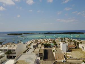 uma vista para um porto com barcos na água em Porto Cesareo em Porto Cesareo