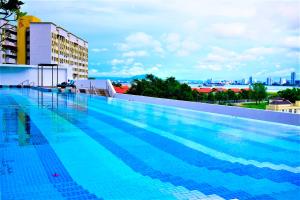 ein großer Pool auf einem Gebäude in der Unterkunft The Landmark by Katana in George Town