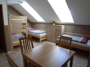 Postel nebo postele na pokoji v ubytování Chata Jílové + 25 fotografií