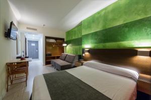 Postel nebo postele na pokoji v ubytování Apartamentos Recoletos + 37 fotografií