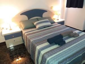 Un dormitorio con una cama grande con dos mesitas de noche. en el Bounty de Playa Chica, en Puerto del Rosario