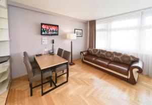 ein Wohnzimmer mit einem Tisch und einem Sofa in der Unterkunft AMC Apartments Ku'damm & Bundesallee in Berlin