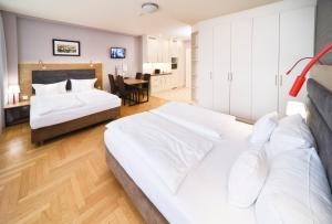 Habitación de hotel con 2 camas y mesa en AMC Apartments Ku'damm & Bundesallee, en Berlín