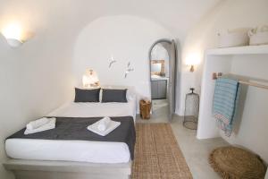 A bed or beds in a room at Santorini Villas