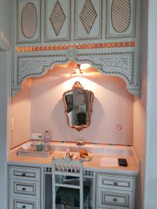 a bathroom with a sink and a mirror at Maison d'Hôtes Dar Ennassim in La Marsa