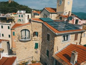 un groupe de bâtiments dotés de panneaux solaires sur les toits dans l'établissement Dal Patriarca, à Imperia