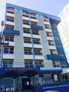 um edifício de hotel com um sinal de embaixadores culturais do hotel em Hotel Quatro Estações em Guarapari