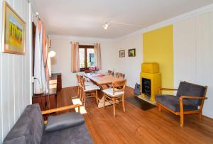 ein Wohnzimmer mit einem Tisch und einem Esszimmer in der Unterkunft Ferienhaus Villa Kunterbunt in Lindau