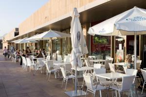 Reštaurácia alebo iné gastronomické zariadenie v ubytovaní La Tejita Luxury Apartment