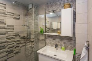 Ένα μπάνιο στο Vacation Apartment +42 φωτογραφίες