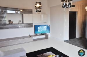 Μια τηλεόραση ή/και κέντρο ψυχαγωγίας στο Antos Deluxe Apartment