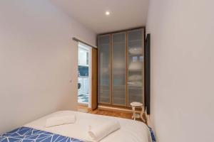 リスボンにあるTravelingToLisbon 332 - Alfamaの小さなベッドルーム(ベッド1台、窓付)