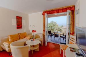 a living room with a couch and a table at Villa del Mar in Niechorze