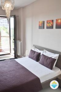 Ένα ή περισσότερα κρεβάτια σε δωμάτιο στο Antos Deluxe Apartment