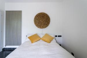 Postel nebo postele na pokoji v ubytování Lovely Apartment Overlooking Lake Como by Rent All Como