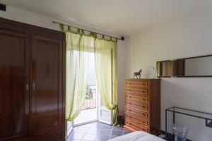 Postel nebo postele na pokoji v ubytování Lovely Apartment Overlooking Lake Como by Rent All Como