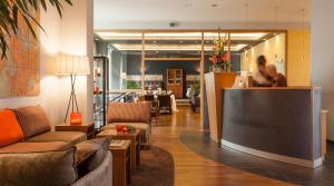 a lobby with couches and a bar in a restaurant at BIO-Hotel Villa Orange in Frankfurt/Main