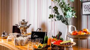 einen Tisch mit Schalen mit Obst und Gemüse in der Unterkunft BIO-Hotel Villa Orange in Frankfurt am Main