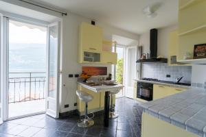 Kuchyň nebo kuchyňský kout v ubytování Lovely Apartment Overlooking Lake Como by Rent All Como + 16 fotografií