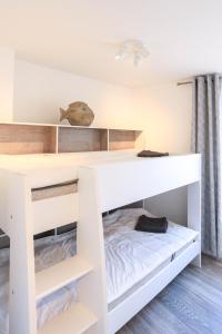 リル・シュル・ラ・ソルギュにあるVoltaireのベッドルーム1室(白い棚と二段ベッド1組付)