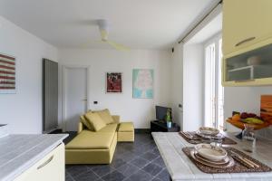 Posezení v ubytování Lovely Apartment Overlooking Lake Como by Rent All Como