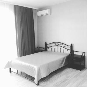 uma imagem a preto e branco de uma cama num quarto em Guest House Antonina em Adler