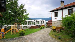 Ο χώρος παιχνιδιού για παιδιά στο Guest House Stoilite +33 φωτογραφίες